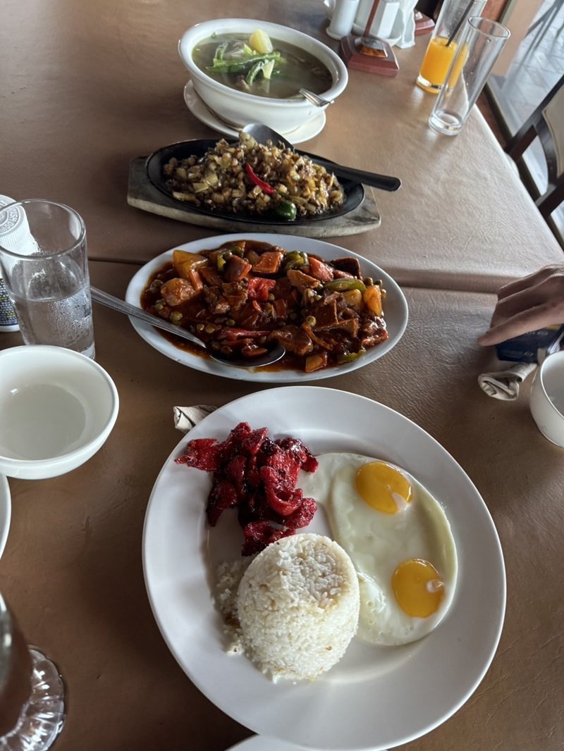 菲律賓 早餐 牛肉湯 鐵板豬肉 番茄洋蔥燉牛肉 豬肉乾