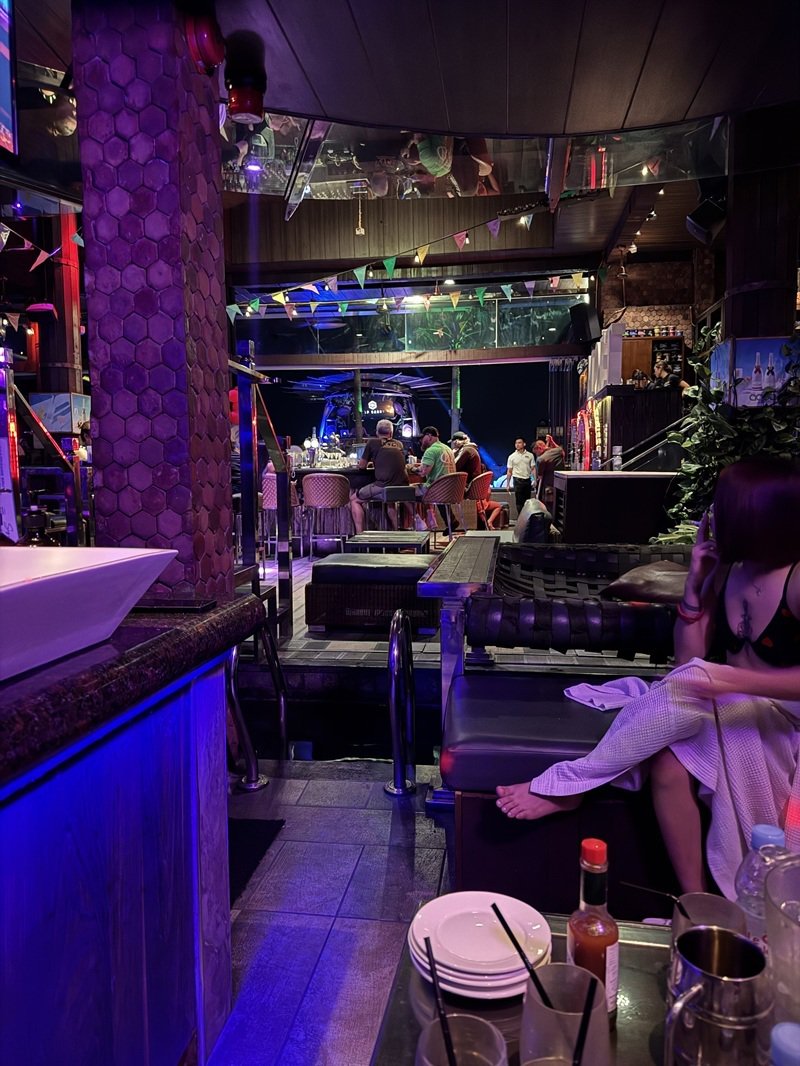 天使城 泳池 Lounge Bar 戰神 KTV 餐廳 互動