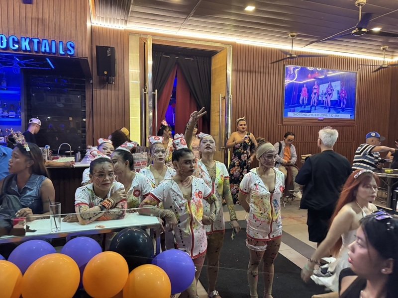 天使城 戰神團 步行街各處的店家都安排女孩做各種的cosplay 也是很值