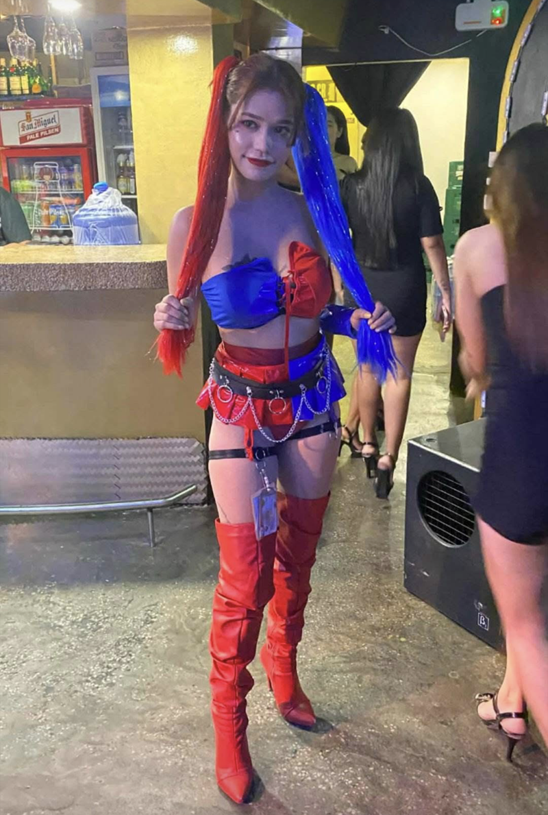 天使城 戰神團 步行街各處的店家都安排女孩做各種的cosplay 也是很值